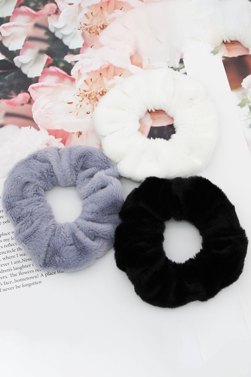 FLUFFY PLEATED SCRUNCHIE HAIR TIE