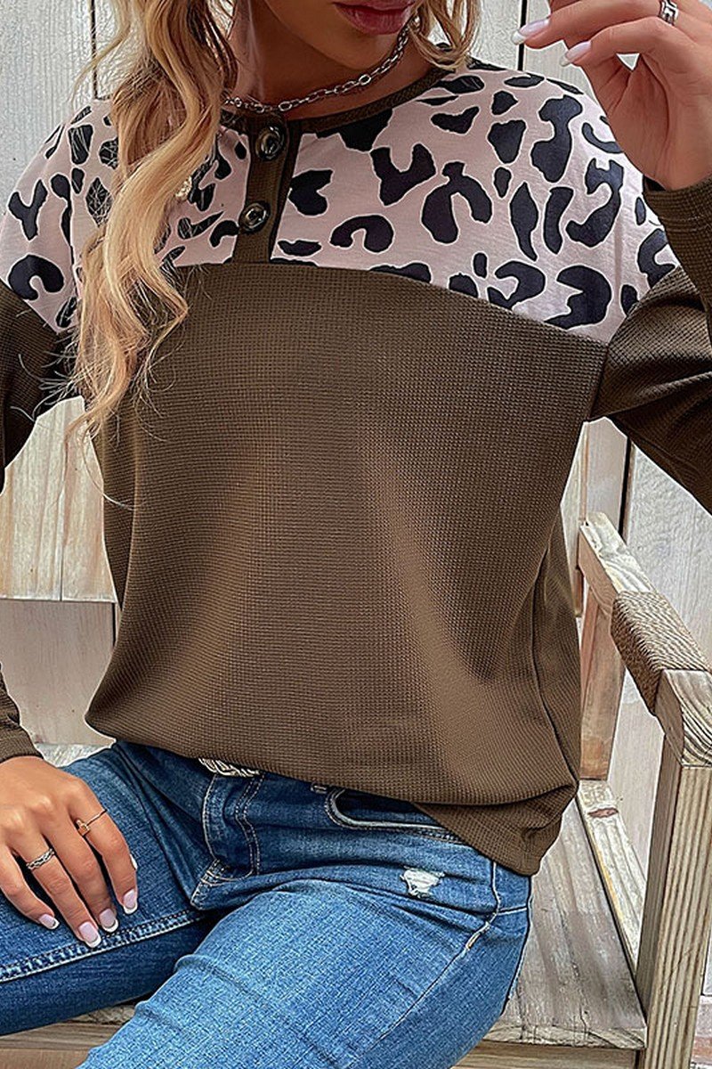 WOMEN HENLEY NECK LEOPARD PRINTING BLOCKED TEE